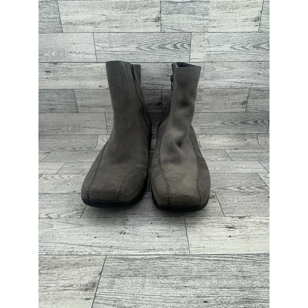 Clarks Women's Gray Suede Ankle Boots Side Zip Wedge‎ Heel Size 9.5W